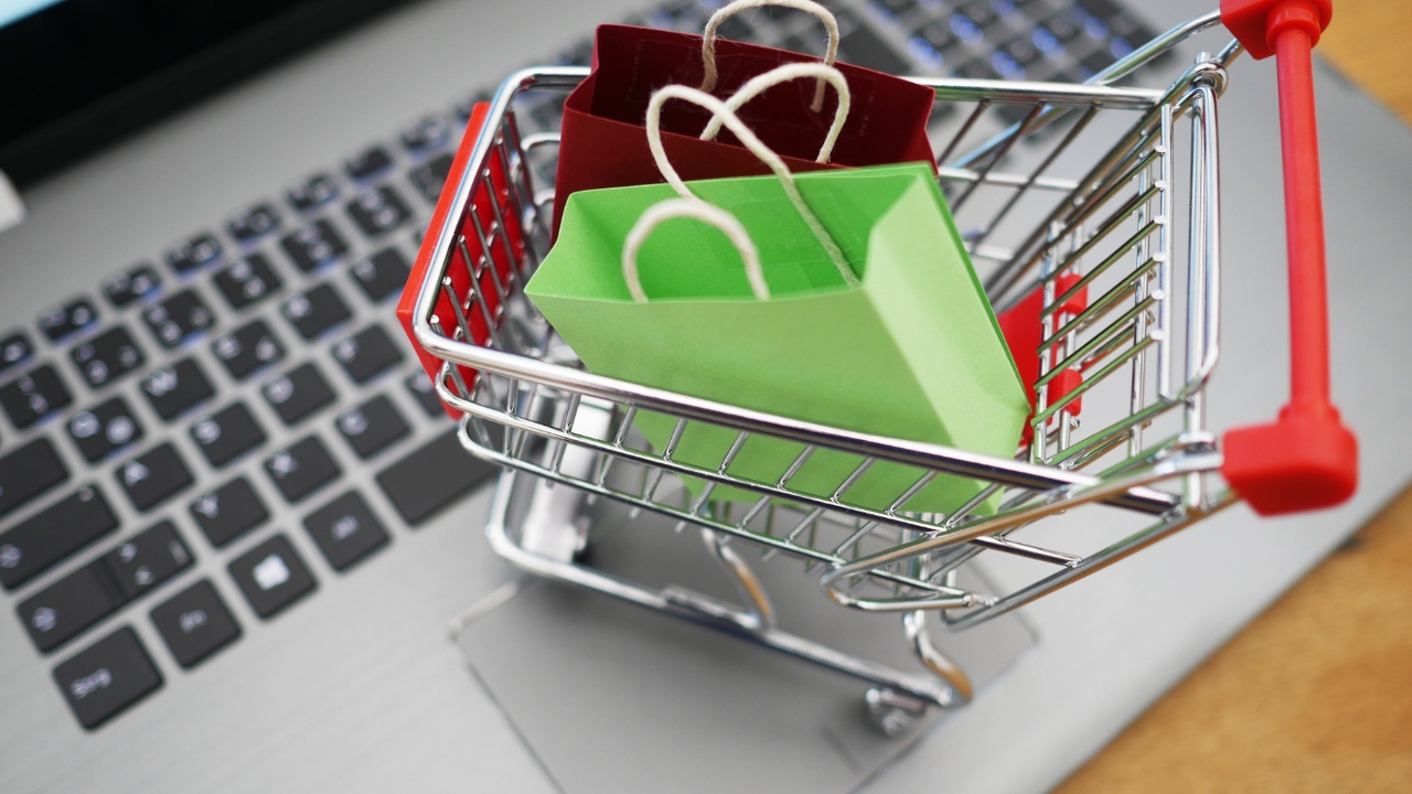 E-Commerce mit professionellem WooCommerce und OrgaPress Impression Cart auf Laptop